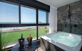 מבנים בים 77 Suites At Sea