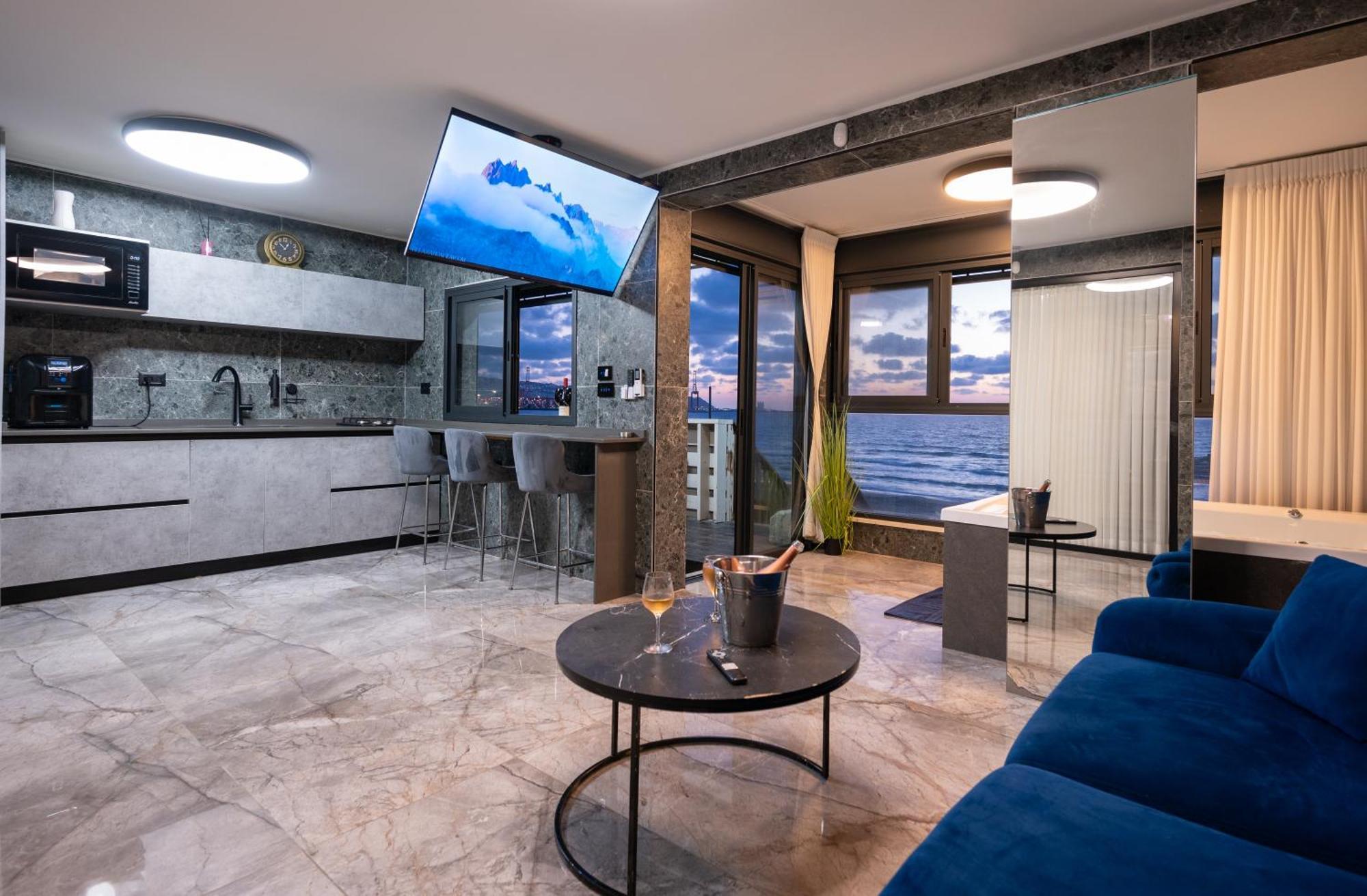 מבנים בים 77 Suites At Sea Haifa Exterior foto