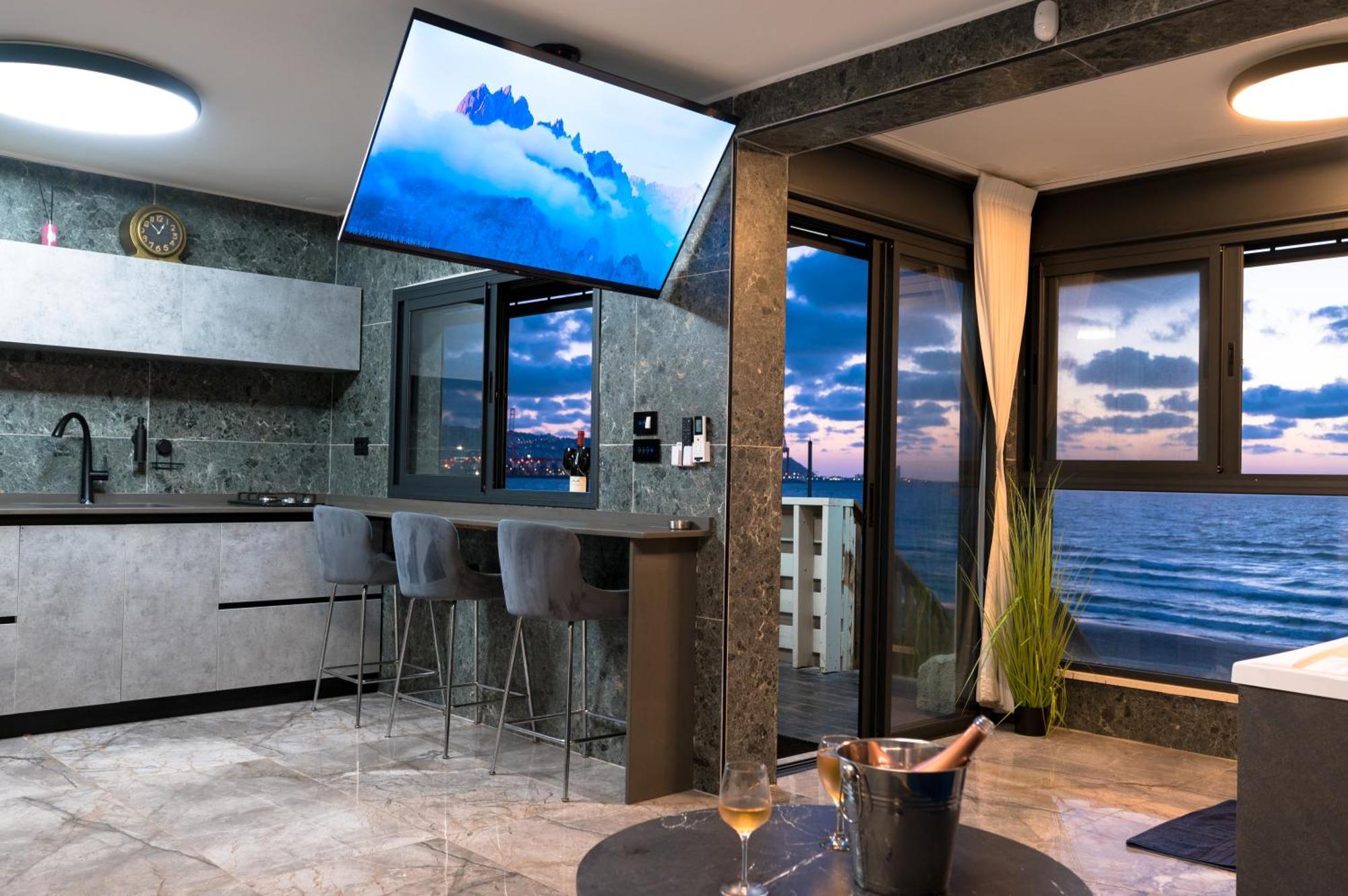 מבנים בים 77 Suites At Sea Haifa Exterior foto