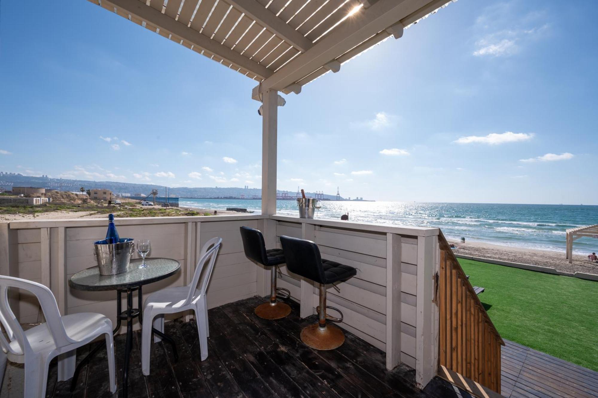 מבנים בים 77 Suites At Sea Haifa Exterior foto